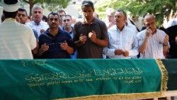 Nedim Şener annesini son yolculuğuna uğurladı