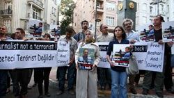 Kaçırılan gazetecilerin eşleri Suriye'yi protesto etti