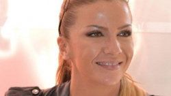 Ivana Sert kitabını imzaladı
