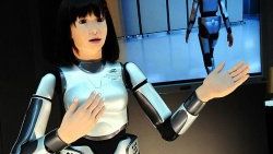 Japon gencin özelliklerini taşıyan robot podyumda