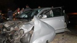 Tren otomobile çarptı: 2 yaralı