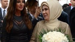 Emine Erdoğan Mihriban Aliyev'e dizi hediye etti