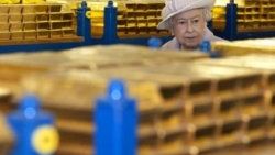 Kraliçe Elizabeth altınlarını kontrol etti