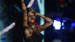 Rihanna hayranlarını şok etti