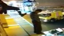 İntihar etmek isteyen gence polis tekmesi