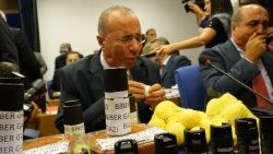 CHP'liler Meclis'te biber gazı sıktı