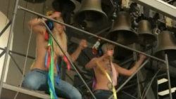 FEMEN kızları kilise çanına çıktı - Video