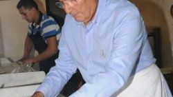 Deniz Baykal Antalya'da gazetecilere börek açıp yedirdi