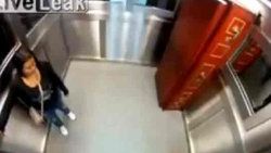 Asansörde tabut şakası - Video