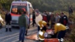Otomobil uçuruma devrildi: 2 ölü