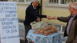 Eşinden boşanınca sevinçten tatlı dağıttı