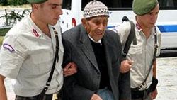 Yaşlı adam uyuyan eşini baltayla öldürdü