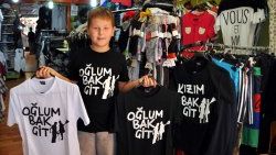 Oğlum bak git tişörtleri yok satıyor