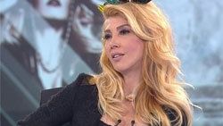 Hande Yener'den taş gibi şarkı