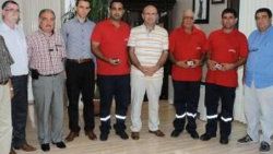 Çöpte buldukları altınları sahibine verdiler