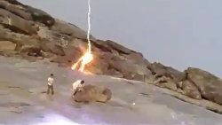 Yıldırım teğet geçti - Video