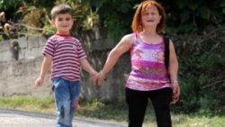 3 yaşındaki oğlu ile aynı boyda