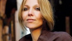 Elif Şafak'tan Kürtçe-Türkçe-İngilizce barış tweet'i