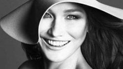 Carla Bruni sitesinin masrafını devlete ödetmiş