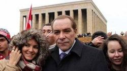 Anıtkabir'de Atatürk'e benzeyen kişiye yoğun ilgi