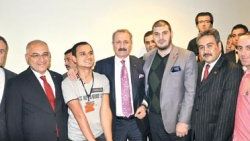 Bakan Çağlayan vatandaşa ev parası topladı