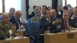 Vekiller Davutoğlu'nun gözü önünde kavga etti