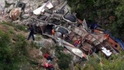 Otobüs uçuruma yuvarlandı: 21 ölü