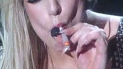 Lady Gaga konserde esrar içti