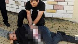 Eşini taciz eden arkadaşını bıçakladı