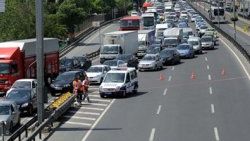 Trafikte sıkışan vatandaşlar geri geri gidiyor