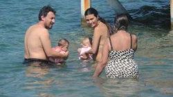 Tuba ve Onur'un ikizleriyle deniz keyfi - Foto Galeri