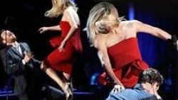 Charlize ve Michael sahnede birbirine girdi - İzle