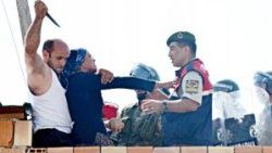 Eşinin boğazına bıçak dayadı