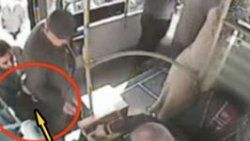 Yaşlı adamı otobüste böyle çarptılar - Video