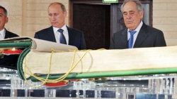 Putin dünyanın en büyük Kur'an-ı Kerim'ini ziyaret etti