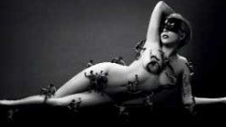 Lady Gaga parfümü için soyundu