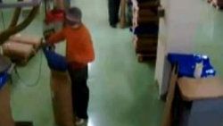 Fabrika işçisinin korkunç ölümü - Video