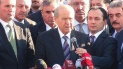 Bahçeli Başbuğ'a köstekli saat hediye etti