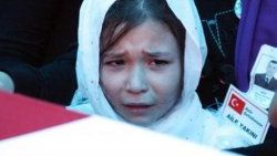 Şehit kızının babasına son bakışı