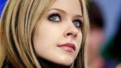 Avril Lavigne nişanlandı