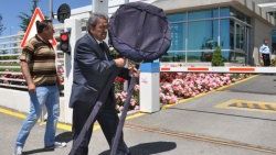Kamer Genç'ten Gül protestosu