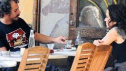 Deniz Uğur elinden sigarasını düşürmedi