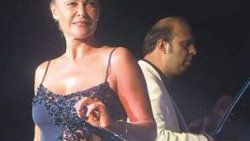 Hülya da bayramda transparan giydi