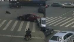 Kadın sürücü kendi kendini ezdi - Video