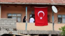 Şehit Uzman Çavuş Kuzucular'ın baba evine ateş düştü
