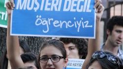Öğrencilerden harç protestosu