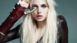 Kadın görünümlü erkek model Andrej Pejic podyuma çıktı