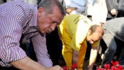 Erdoğan yeniden annesinin kabrinde