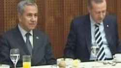 Başbakan'a küflü ekmek verilmiş