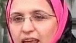 Müslüman kadını uçaktan indirdiler